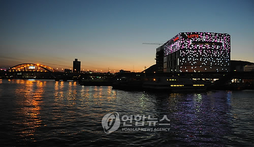 화려한 LED장식 선보이는 롯데백화점 부산 광복점
