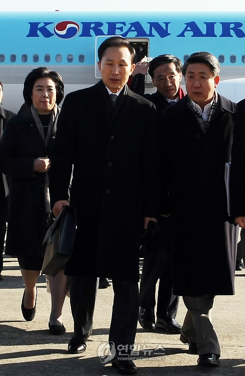 귀국하는 이 대통령