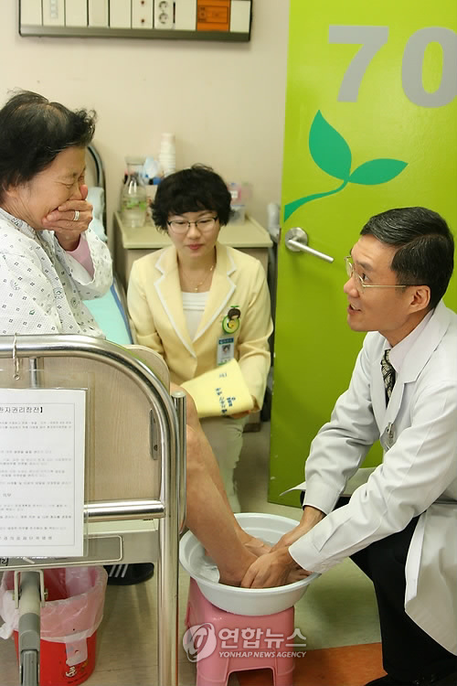 세족식 갖는 곽병원 의사