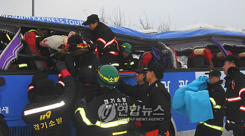 중부고속도서 전세버스 굴러..40여명 부상