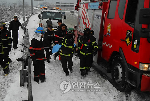 중부고속도서 전세버스 굴러..40여명 부상