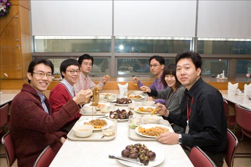 SK네트웍스 사내식당 글로벌 메뉴 화제