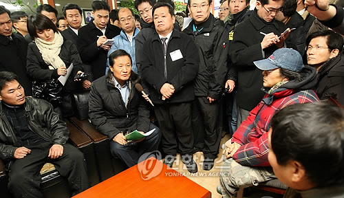 윤증현 장관 새벽 고용시장 방문