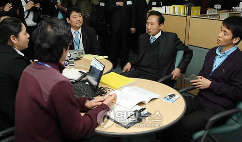 정보통신산업진흥원 방문한 이 대통령