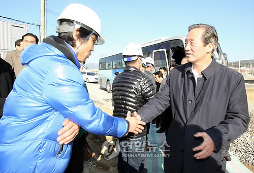 근로자 격려하는 정몽준 대표