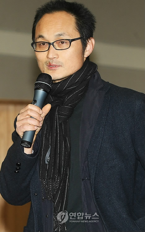 질문에 답하는 김태웅 연출가