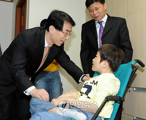 윤증현, 떡국용 떡으로 소외계층 격려