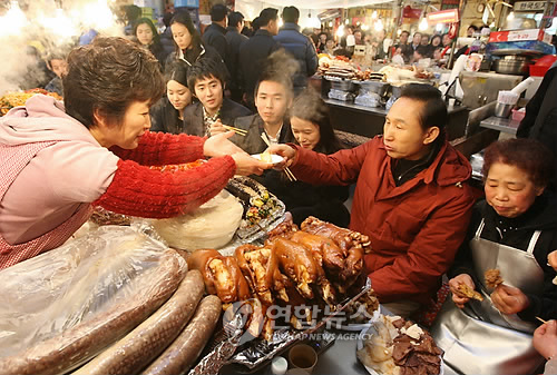 설맞이 전통시장 간 이 대통령