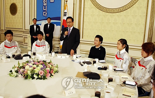 환영인사하는 이 대통령