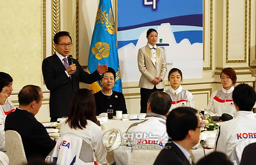 환영인사하는 이 대통령