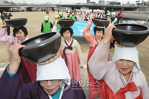 대구 앞산 약수 봉송