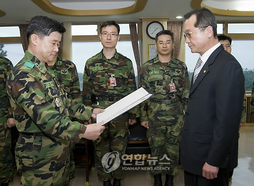 故 김봉남 일등상사, 60년만에 무공훈장