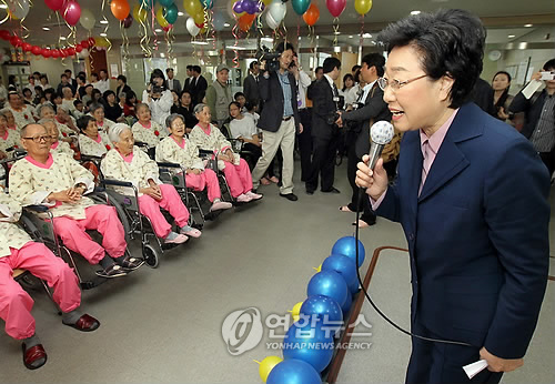 인사말하는 한명숙 후보