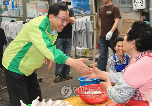제주 동문시장 찾은 고희범 제주지사 후보