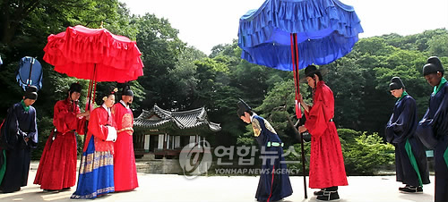 세자와 인사하는 왕과 비