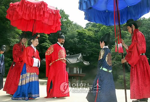 세자와 인사하는 왕과 비