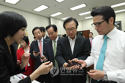 `갤럭시S 만져보는 정병국위원장