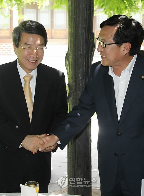 중기회장 두손 꼭 잡은 정 총리