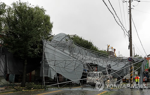 태풍 곤파스가 날린 공장 지붕