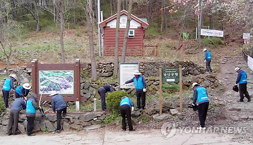 청결운동 하는 충주 자원봉사자들
