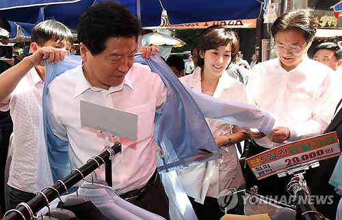재래시장에서 옷 사는 안상수 대표