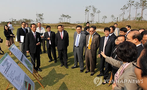 <2010 국감> 수도권매립지 시설 시찰하는 국회 환노위원들