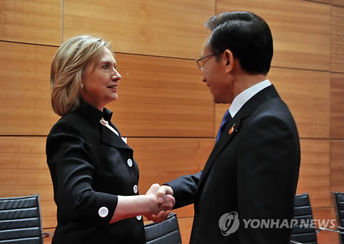 악수하는 이 대통령과 클리턴 美국무장관
