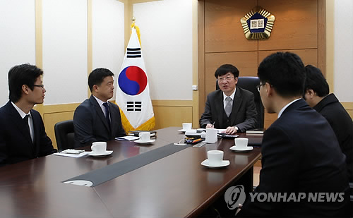 법정 모니터링 결과 전달하는 로스쿨 학생들