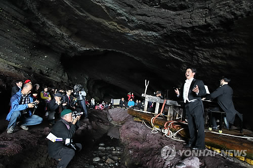 제주 해안동굴서 노래하는 현행복