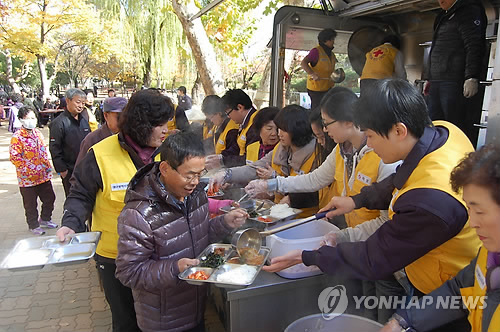 무료급식 봉사하는 화성산업 봉사단