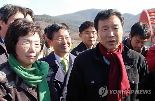 금강 기름피해 현장 찾은 손학규