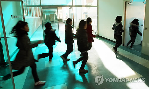 강당으로 대피하는 초등학생들