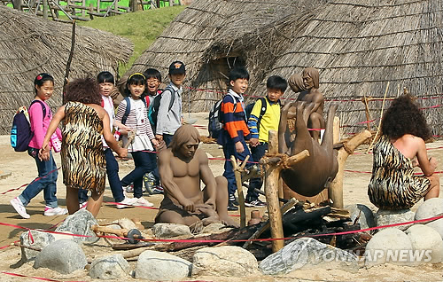 암사 선사주거지서 초등생 원시인 체험
