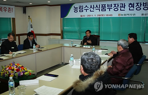 축산농민과 대화하는 유정복 장관