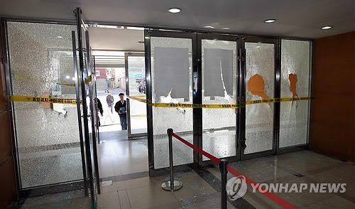 현관유리문 파손 한진重 노조원, 경찰 조사