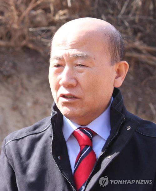 가축 매몰지 찾은 이만의 환경장관