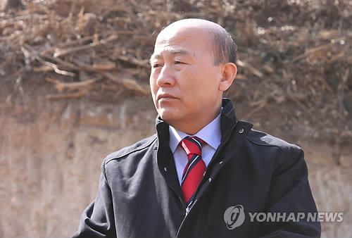 가축 매몰지 찾은 이만의 환경장관