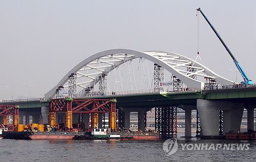 공사 재개한 양화대교, 아치교 거치 완료