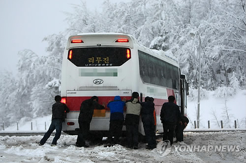 영동지방 또 눈..체증 빚는 미시령