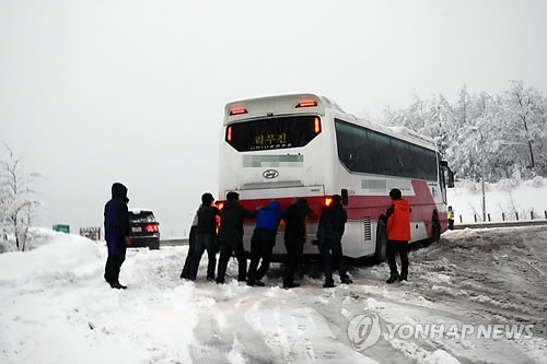 영동지방 또 눈..체증 빚는 미시령