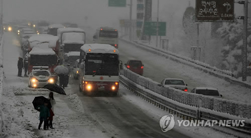 영동지방 또 눈..체증 빚는 미시령
