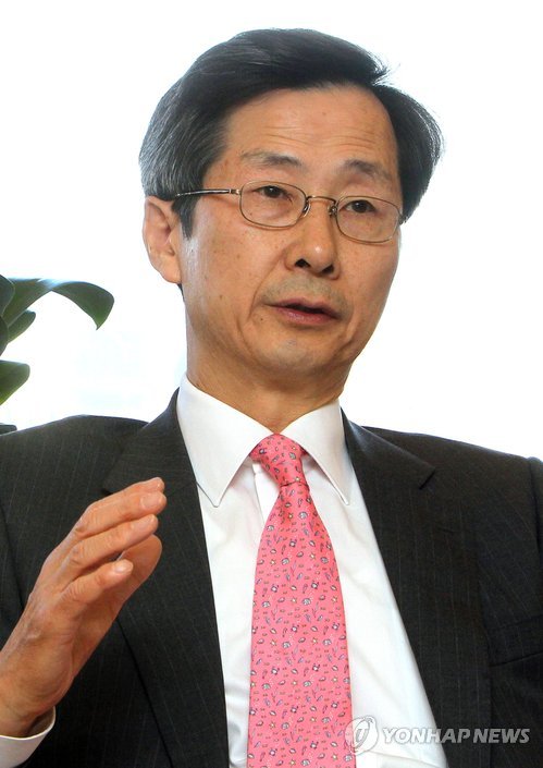 인터뷰하는 박인국 주 유엔대사