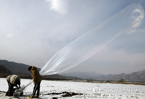 北 대북전단 발원지 조준격파 위협..살포되는 대북전단