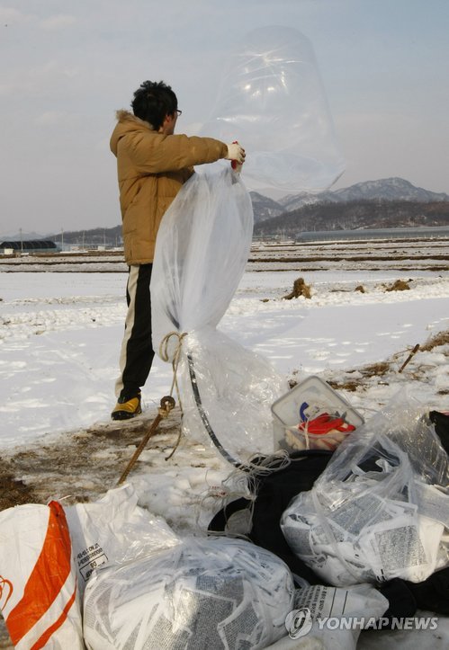 北 대북전단 발원지 조준격파 위협..살포되는 대북전단