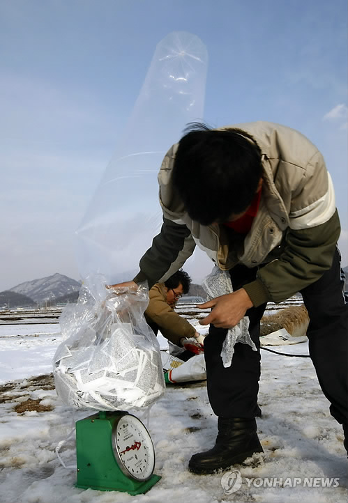 北 대북전단 발원지 조준격파 위협..살포되는 대북전단