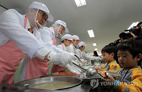 학교급식 도우미로 나선 김두관.고영진