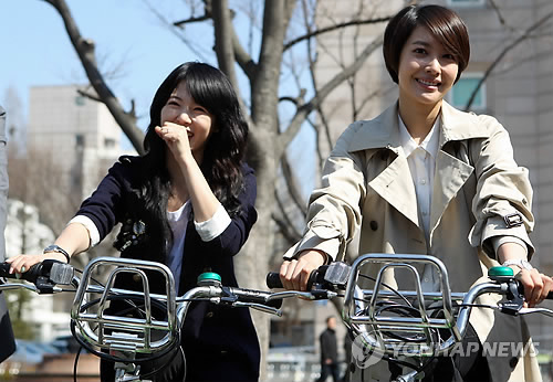 포미닛 현아와 왕지혜, 자전거 타보니