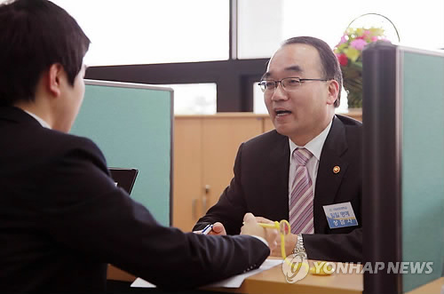 취업 상담하는 고용부장관