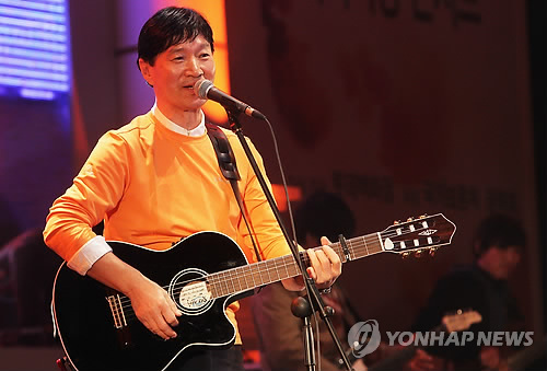 열창하는 김세환