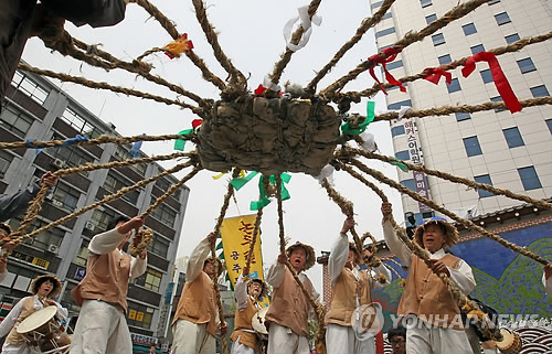 논두렁 밭두렁 공연, 여럿이 힘모아 집터 다져요